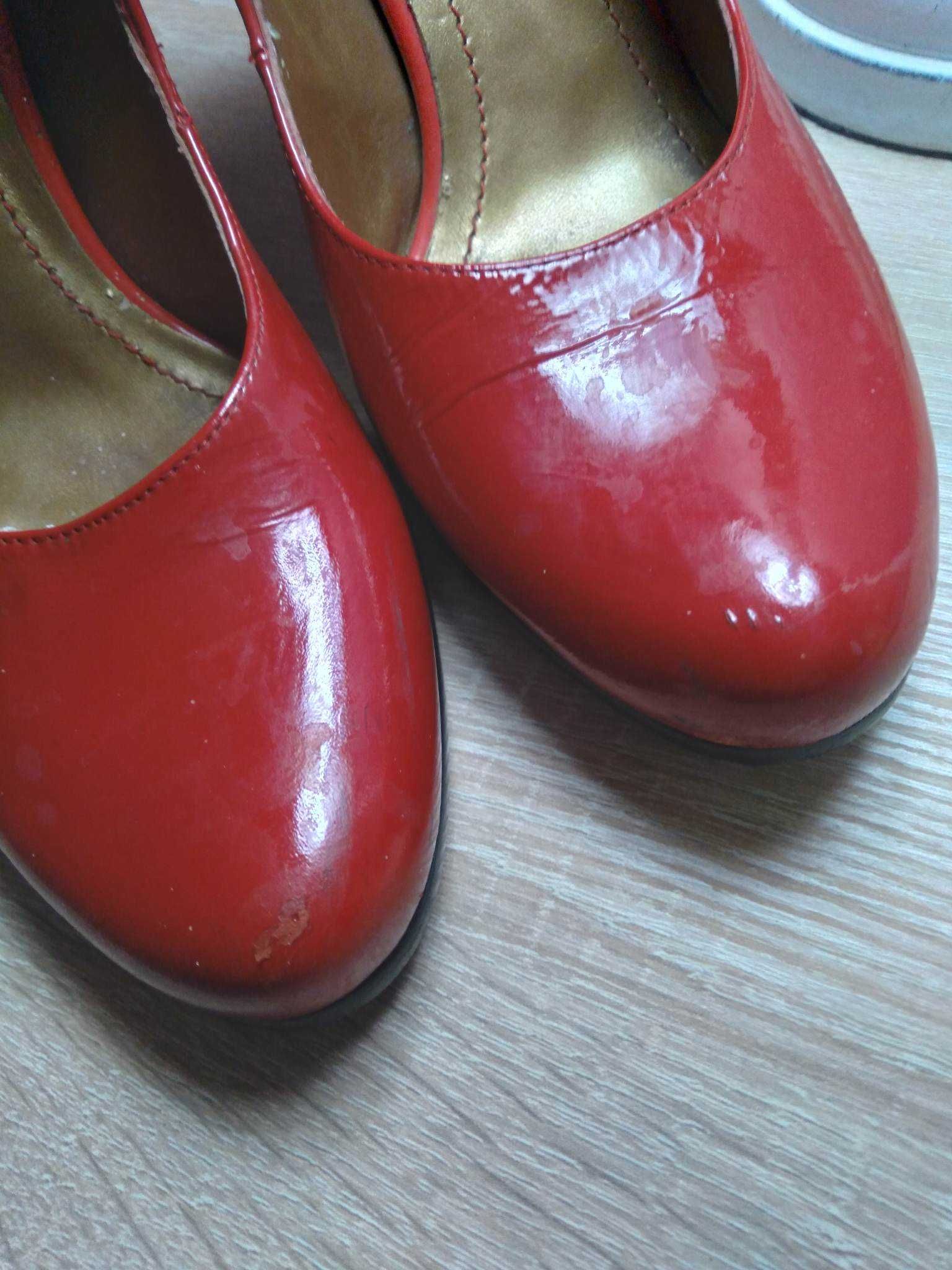 Продам яскраві червоні туфлі