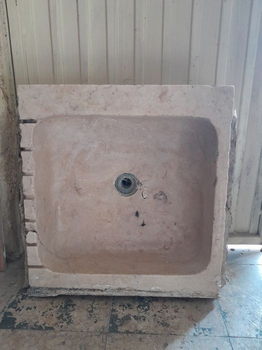 Lava loiça antigo em pedra