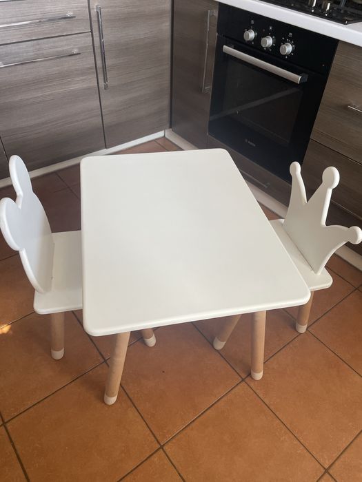 Детский стол и два стульчика