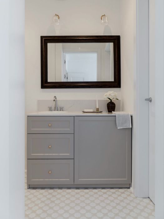 Szafka łazienkowa z blatem, umywalką Villeroy&Boch i baterią - nowa