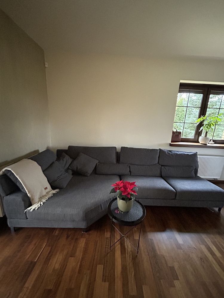 Stylowa, komfortowa sofa w kolorze pięknej szarości