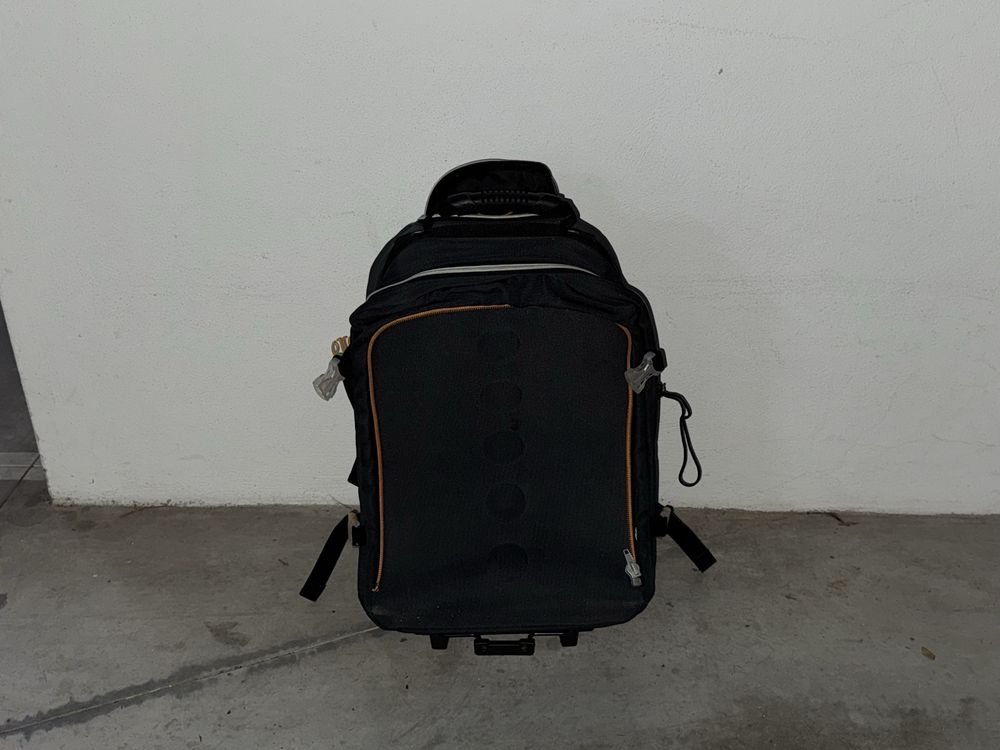 Mochila grande com rodinhas do tipo troley