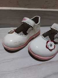 Pantofle rozmiar 24 białe Wojtyłko lakierki dla dziewczynki