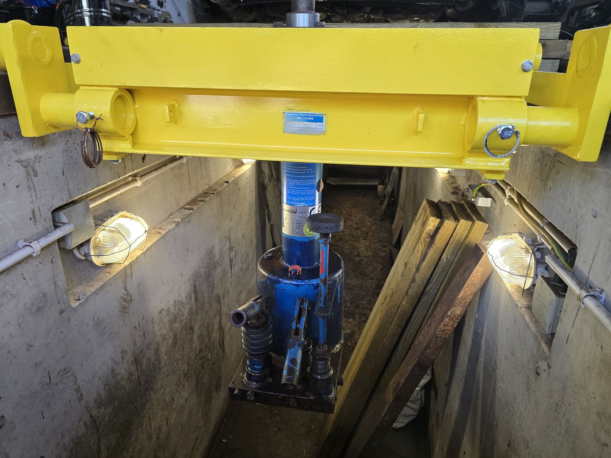 Podnośnik kanałowy hydrauliczny KIRSTEN 11t