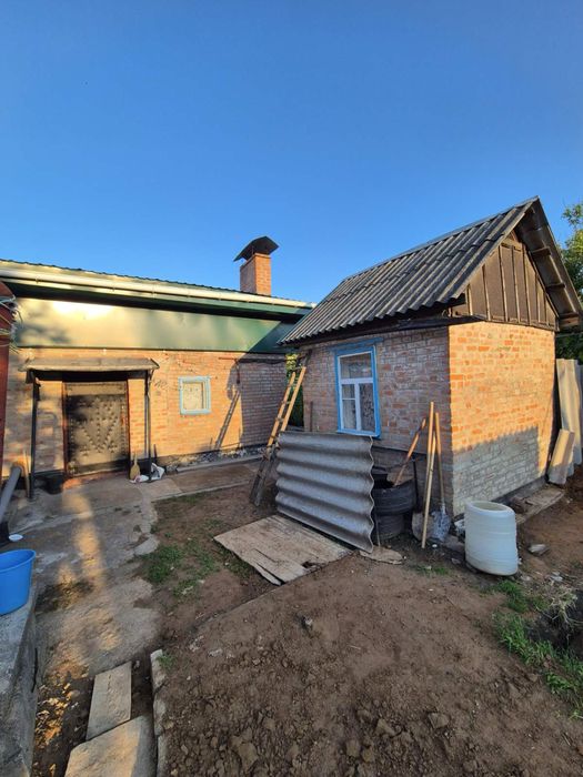 Продам пів Будинку.Школьний 52 кв.м окреме подвірʼя