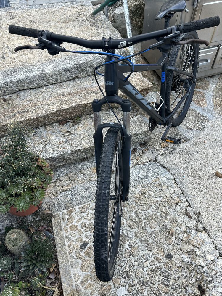 Bicicleta ktm azul e preta