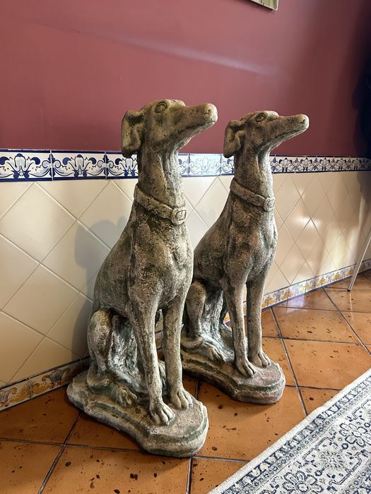 2 cães em pó de pedra pesados exterior
