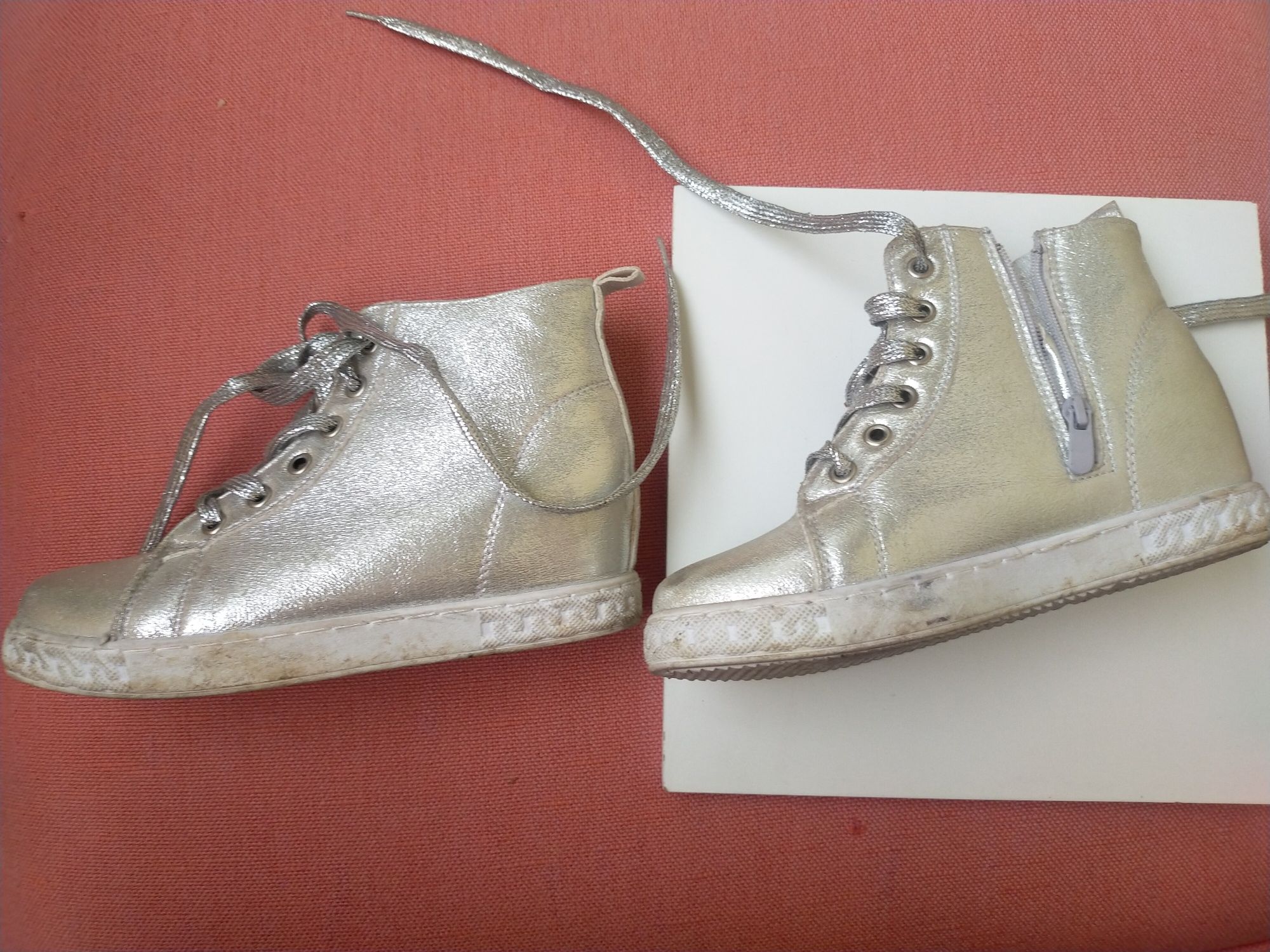 buty srebrne wysokie koturn