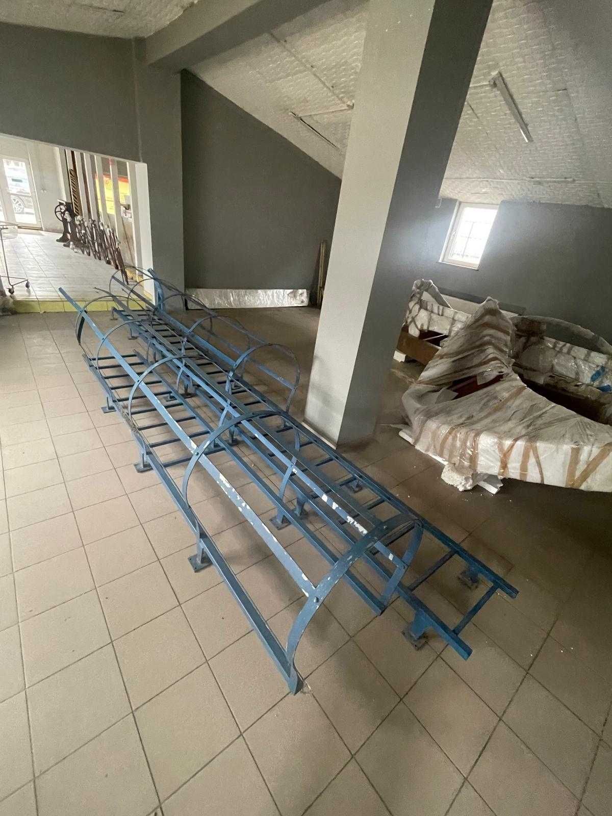 Drabina ewakuacyjna zewnętrzna z koszem ochronnym