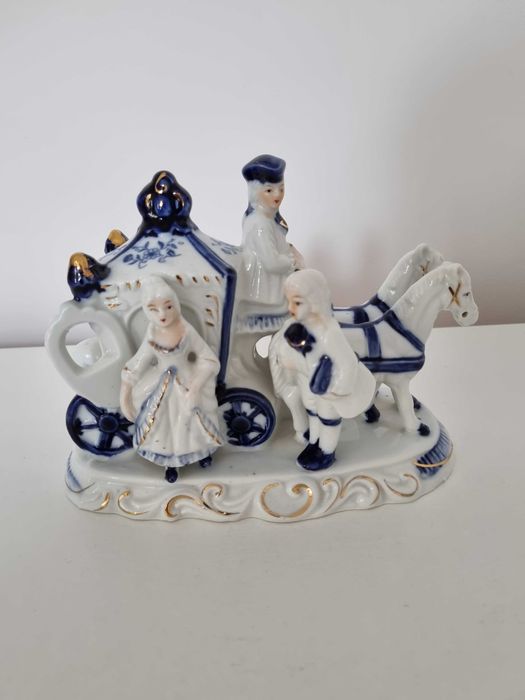Figurka Kobaltowa Karoca z koniami  Woznica z Damą