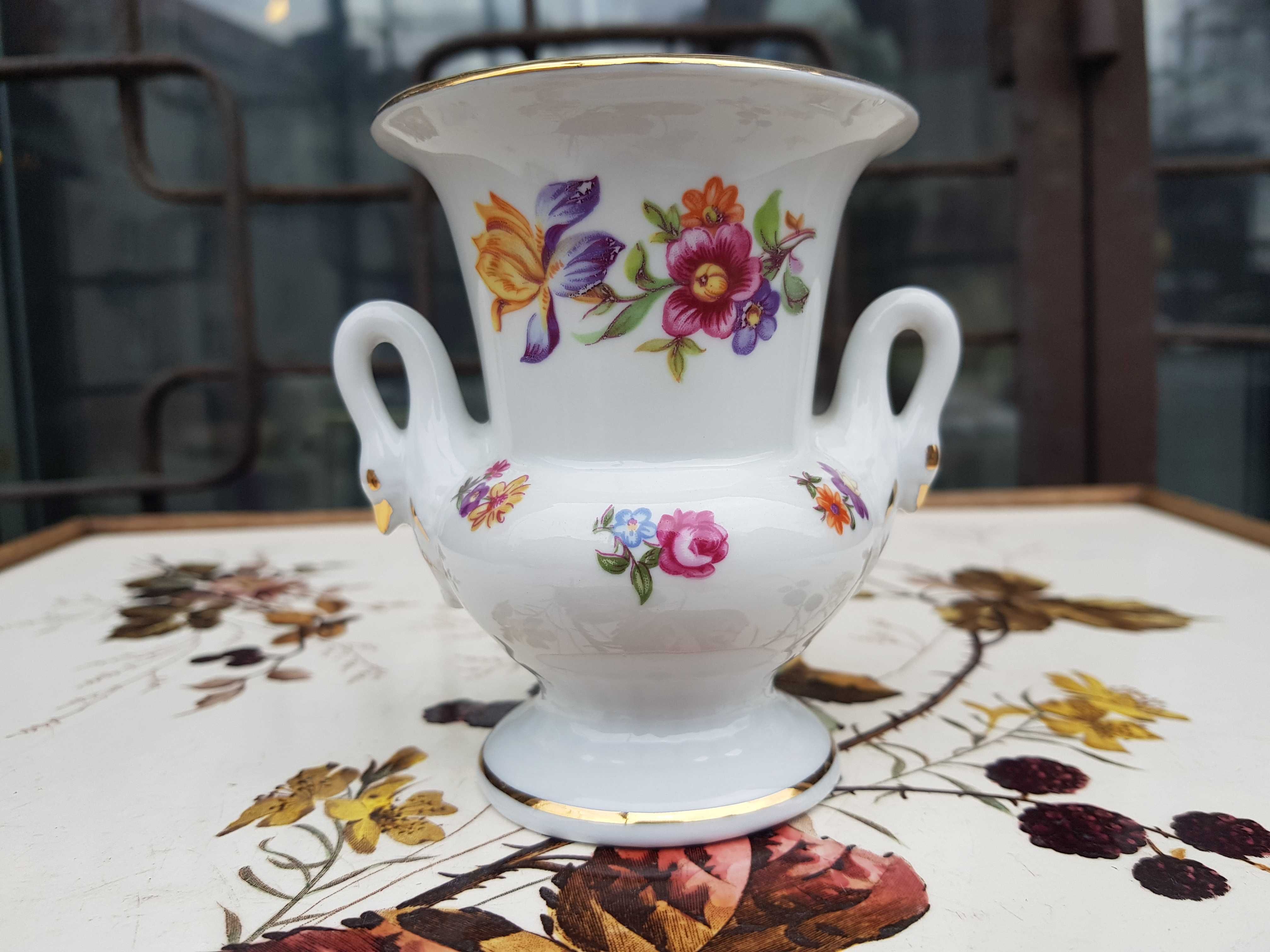 Stary porcelanowy wazon łabędzie