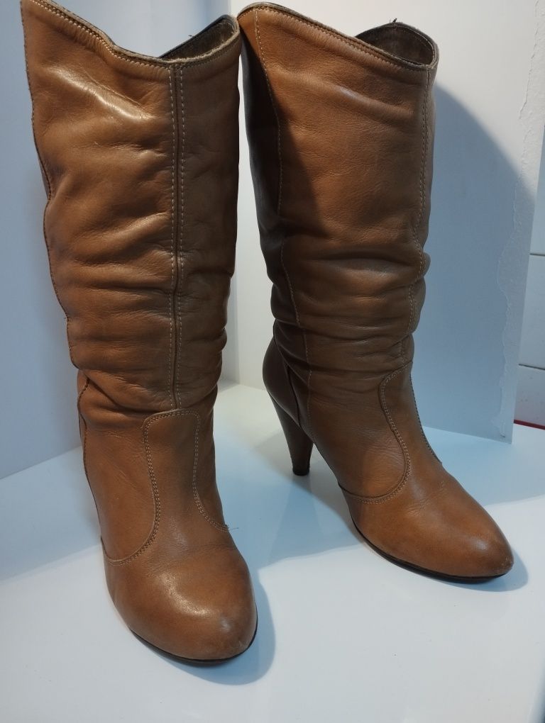 Botas de senhora em pele