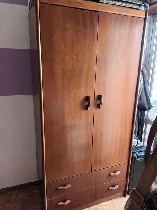 Cama e roupeiro impecavel