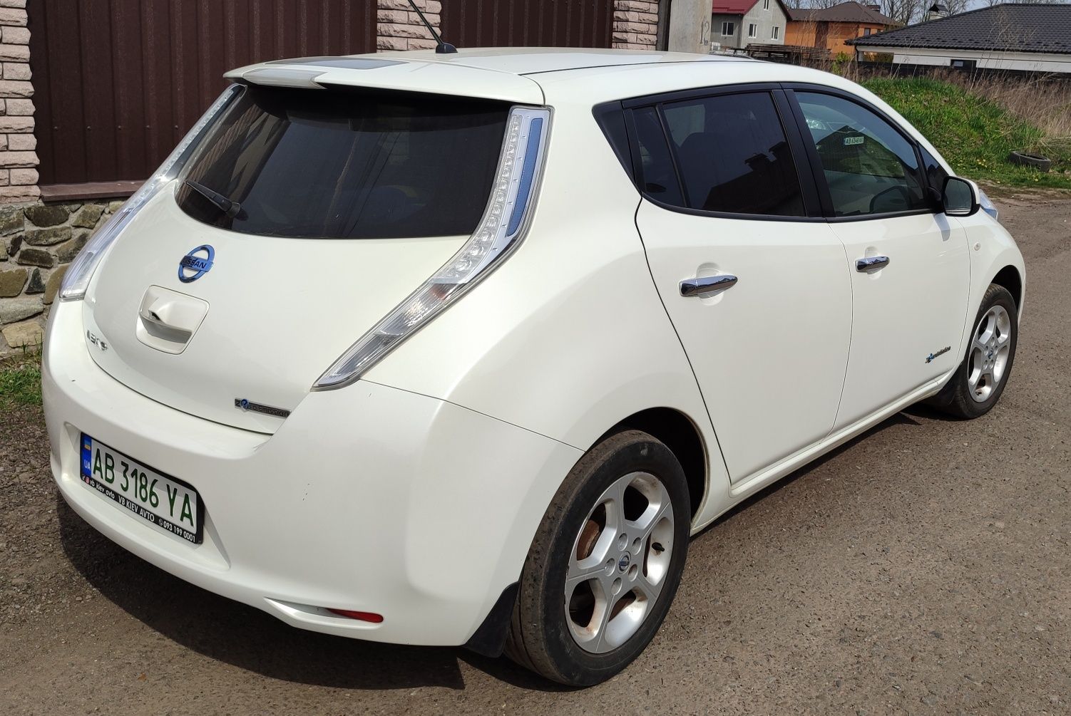 Продам Nissan leaf 2015 24kWh