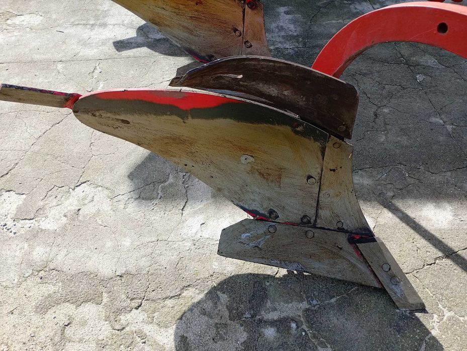 Pług 4 skibowy zagonowy od rolnika po wymianie elementów roboczych.