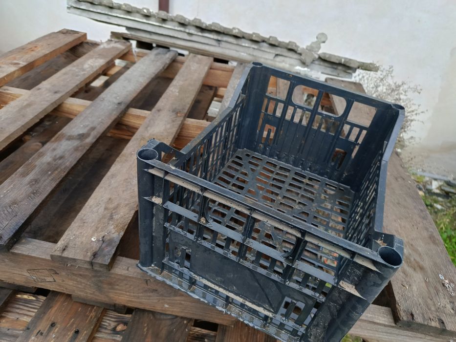 Likwidacja gospodarstwa. Skrzynka plastikowa mało używana
