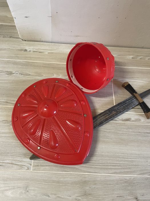 Рыцарский шлем, щит и меч