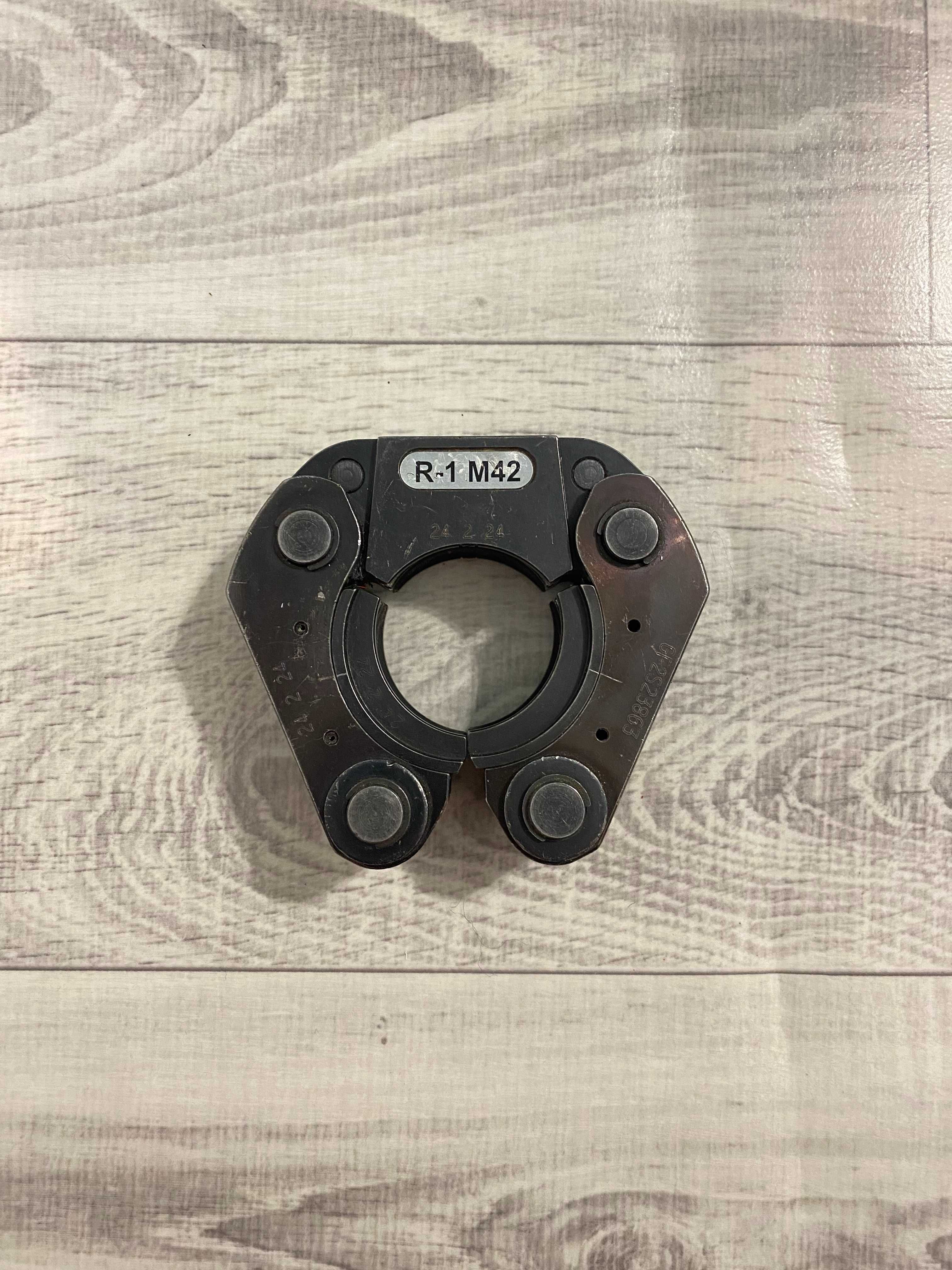 Pierścień zaciskowy MILWAUKEE R-1 M42 szczęka do rur MILWAUKEE M42