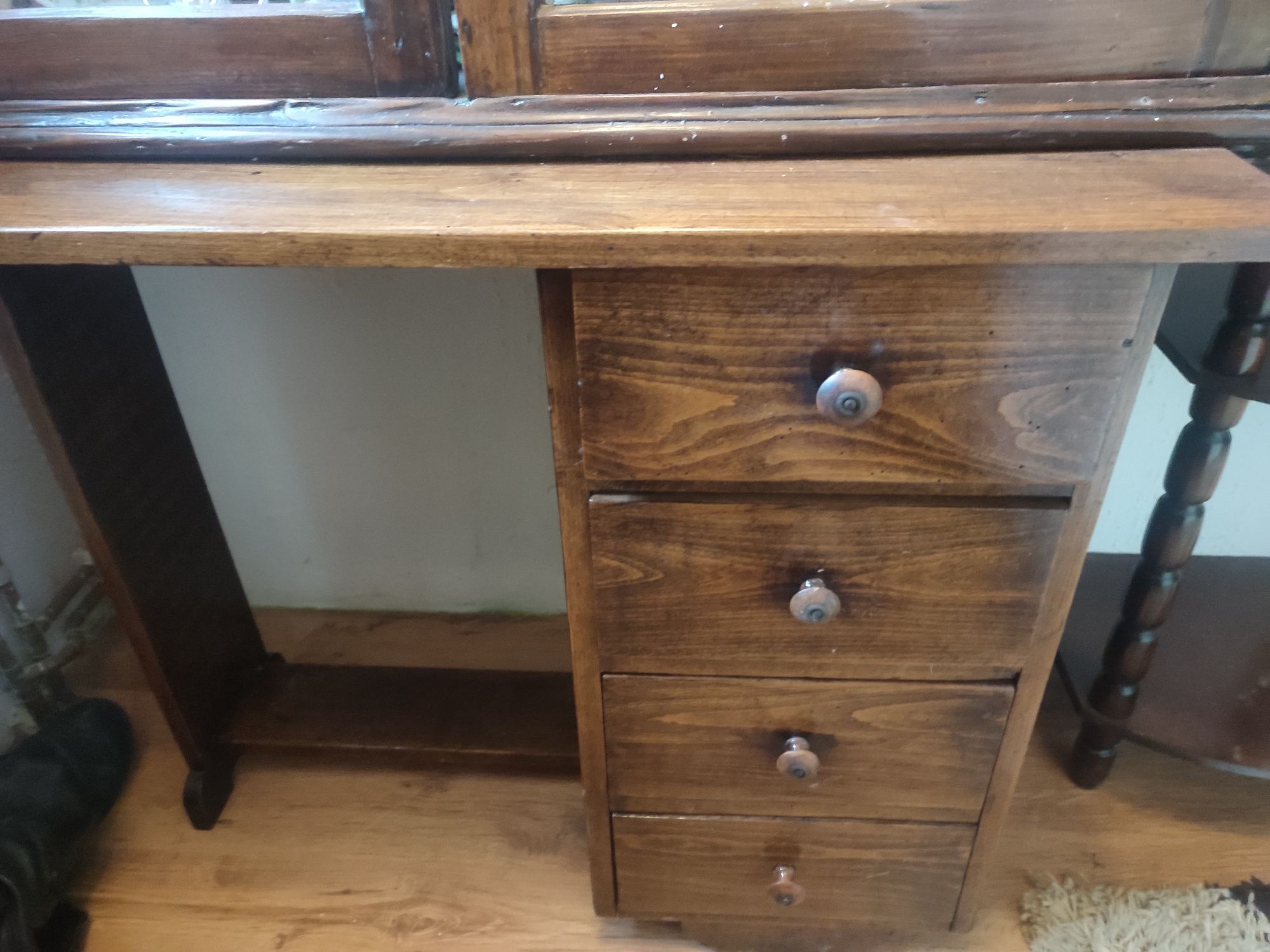 Stare drewniane małe biurko
