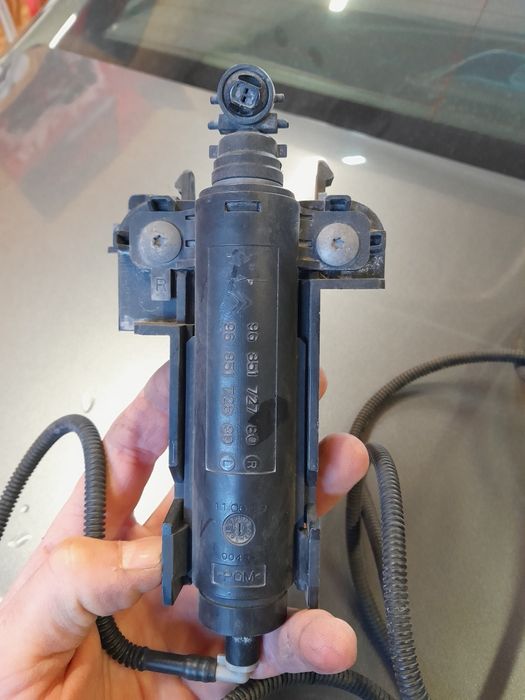 Spryskiwacz lewy , prawy peugeot 3008,5008 wąż,przewód