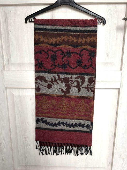 Miękki szal Accessorize, ciekawa kolorystyka i motyw