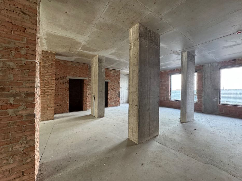 Продаж фасадного приміщення в новобудові