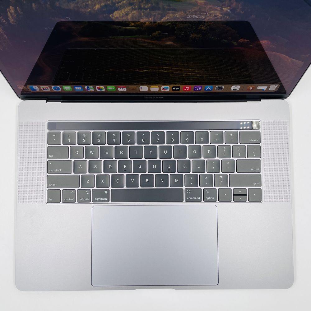 5 циклів Apple Macbook Pro 15 2018 i7 32GB RAM 256GB SSD AMD IL3775