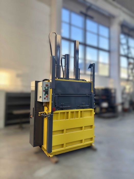 Вертикальний прес для  вторсировини (макулатури)