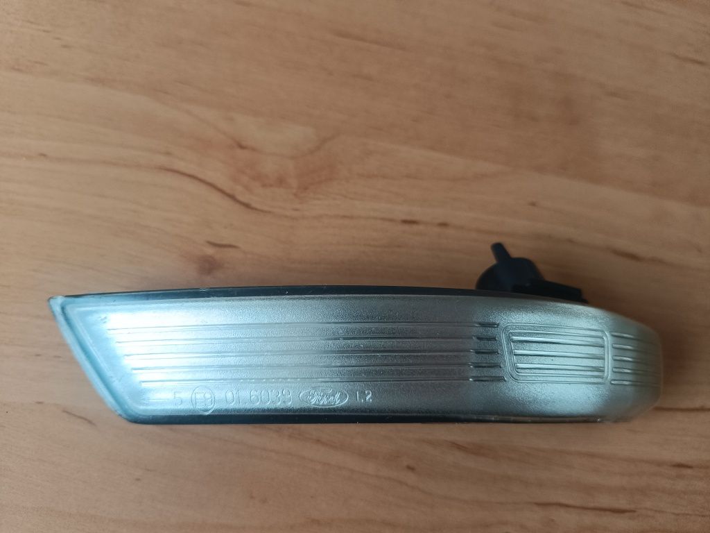 Obudowa kierunkowskazu lusterka lewego Ford Focus MK3