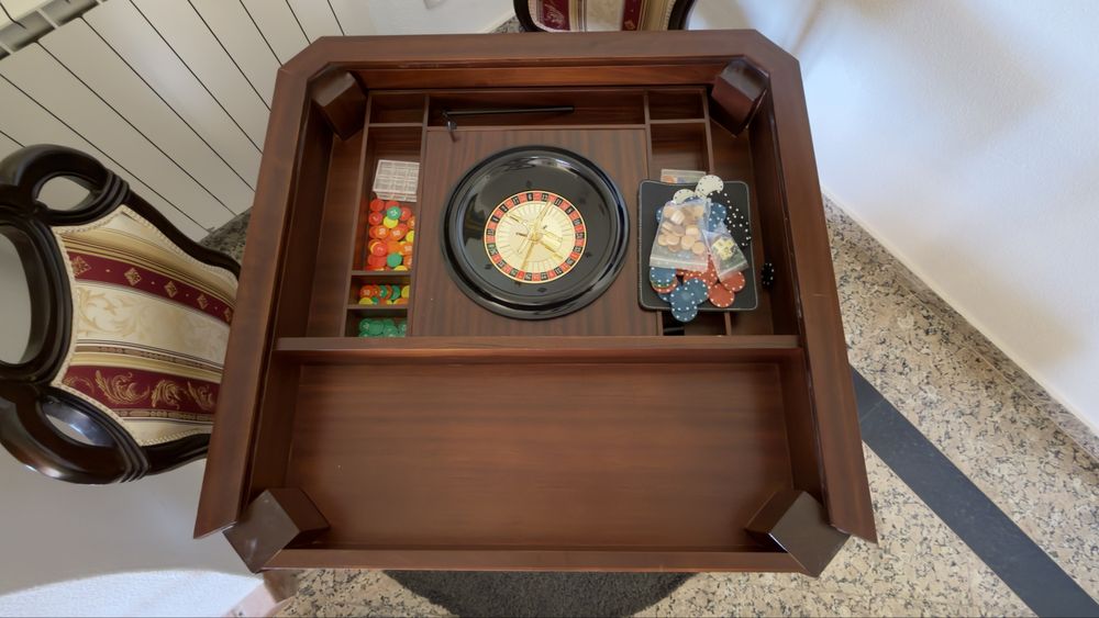 Mesa com varios jogos e cadeiras