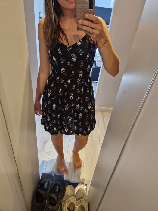 Piekna czarna sukienka w kwiatki H&M  r M