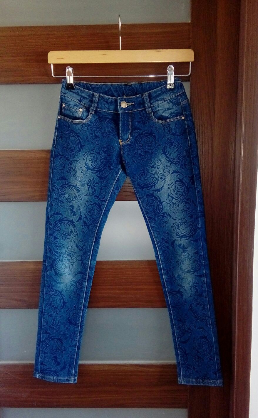 Spodnie jeansowe rurki niebieskie jeansy kwiatki
