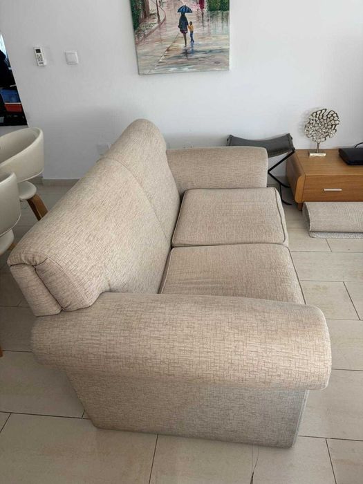 Sofá de 2 lugares bege em bom estado