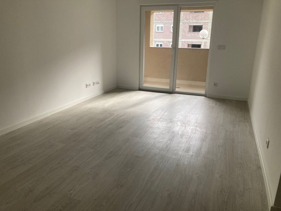 Alugo T2 novo Aradas, próximo Glicinias