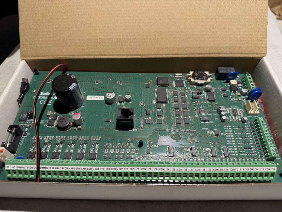 Centrala alarmowa Satel Integra 64