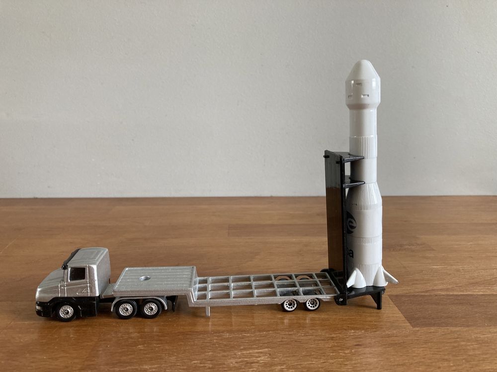 model SIKU - pojazd przewożący rakietę