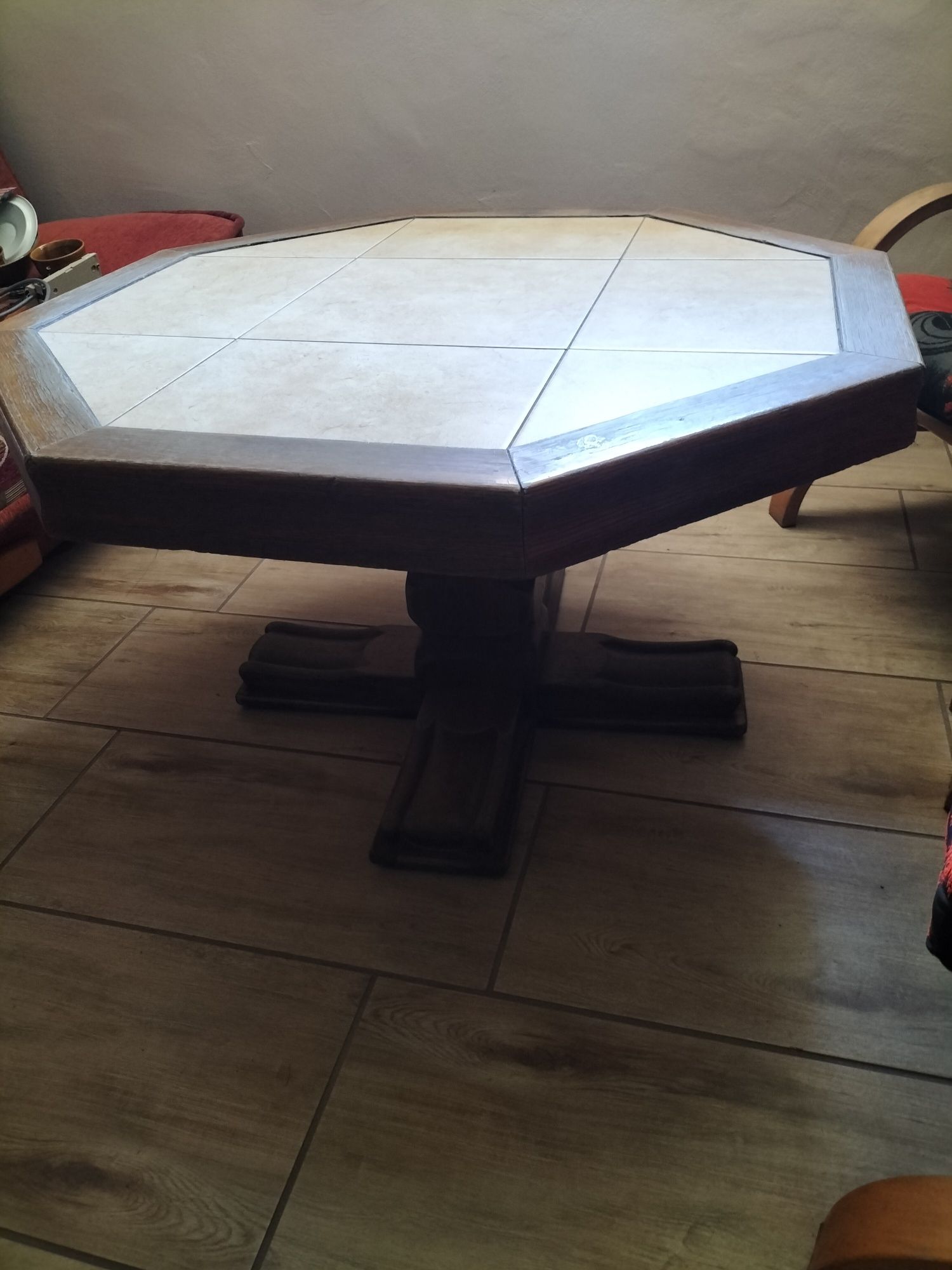 Stół.     drewniany z kafelek