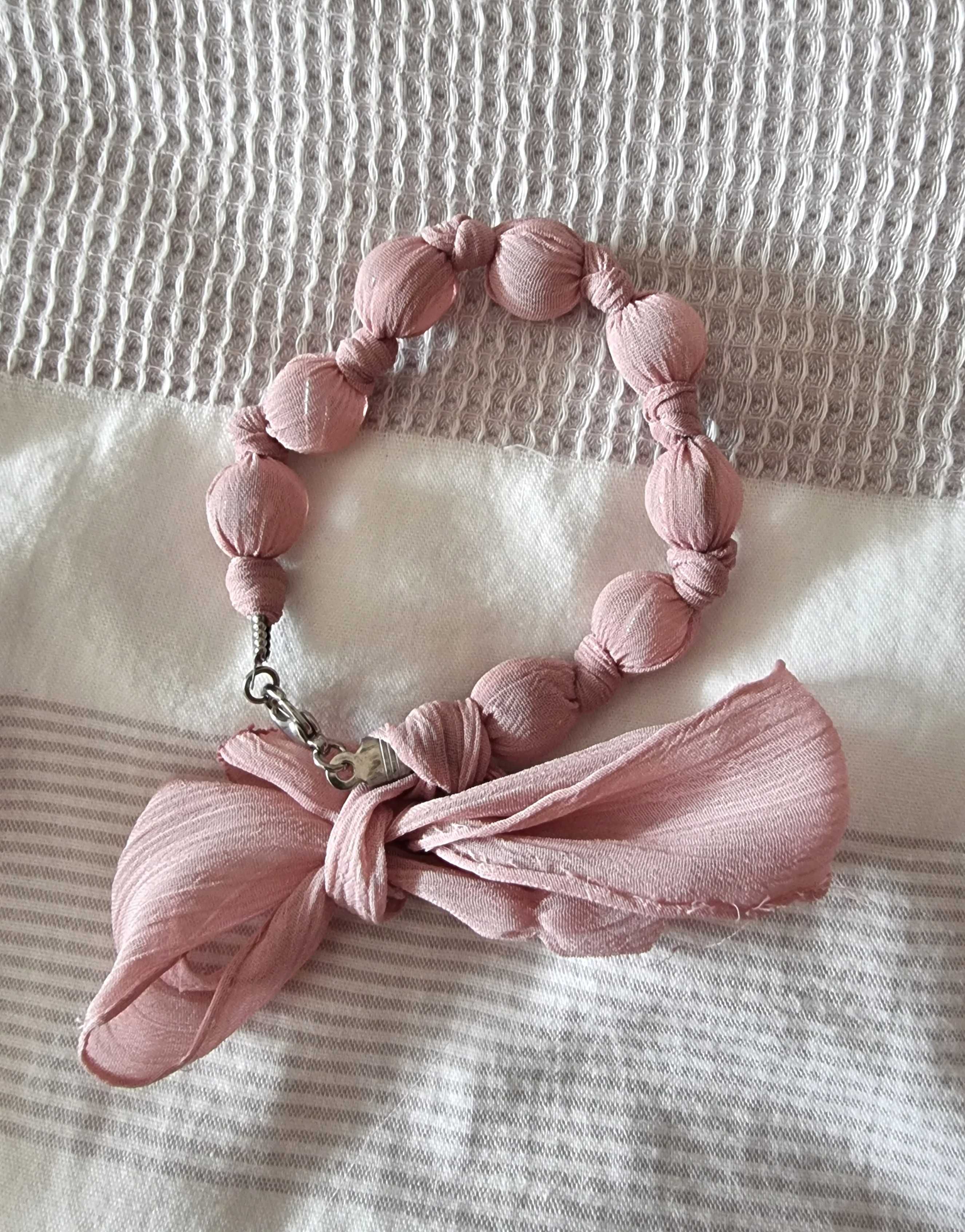 Pulseira cor-de-rosa com tecido