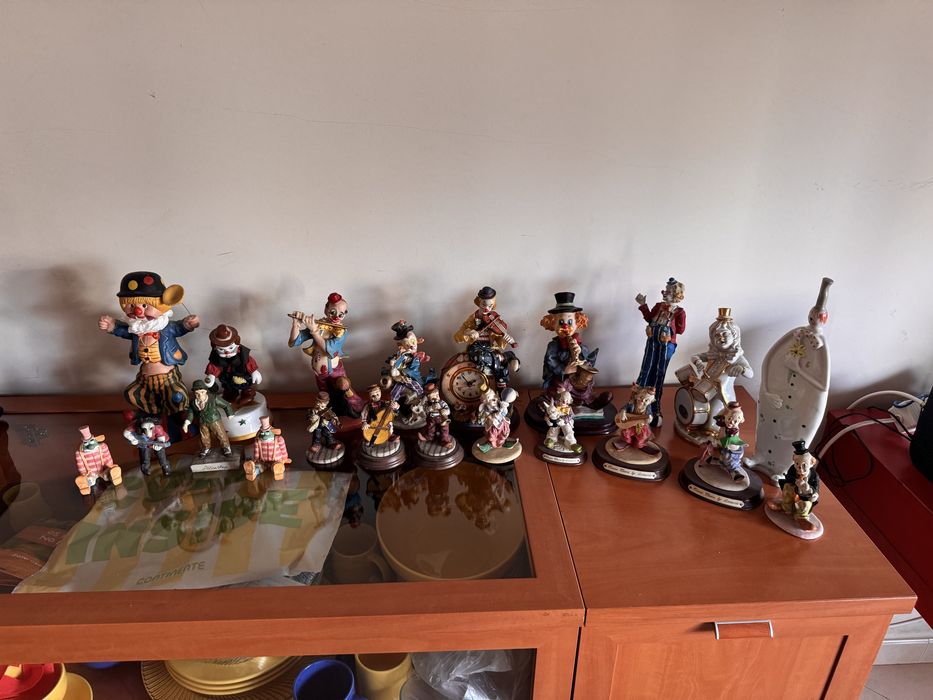 Coleção de estátuas de palhaço