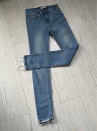Jasne spodnie jeansy wąskie skinny średni stan strzępione nogawki xs