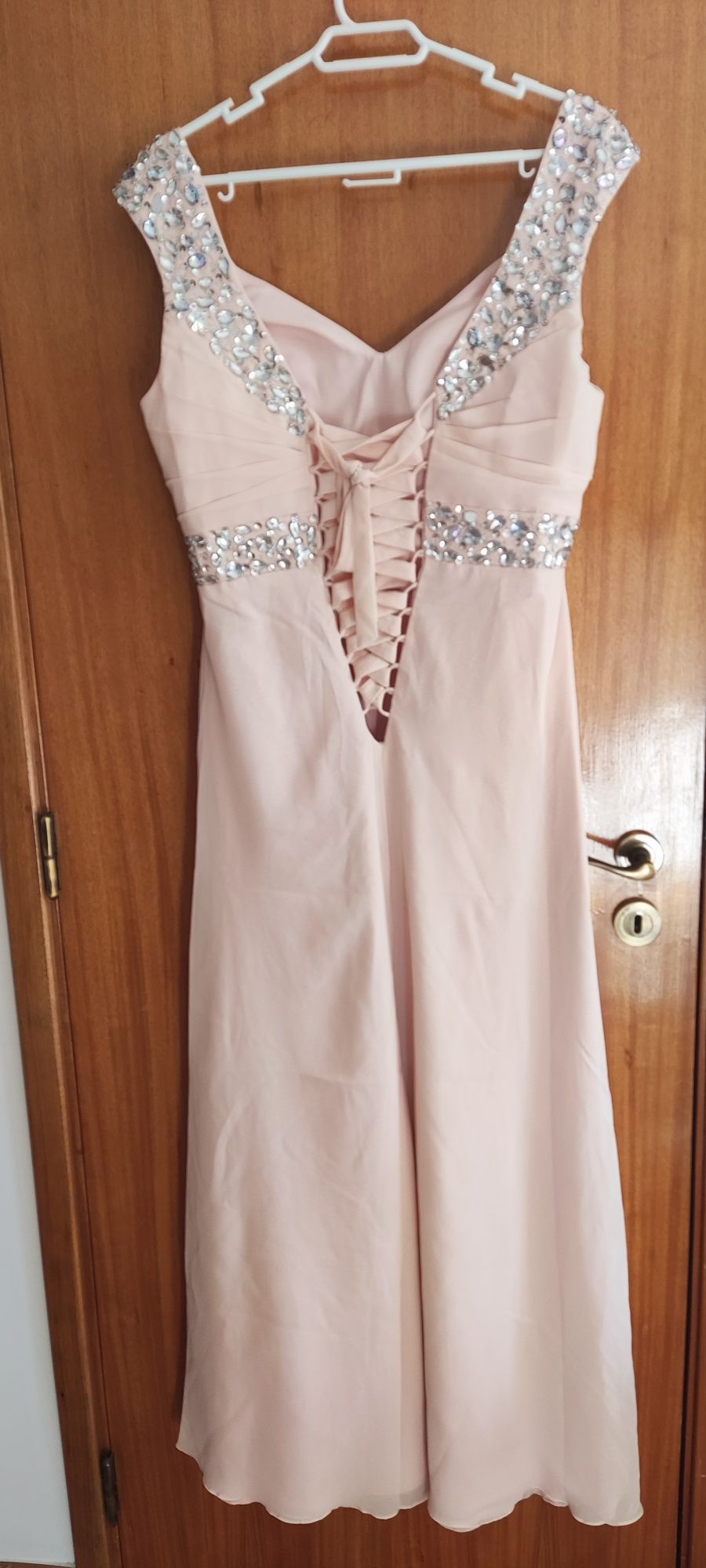 Vestido de cerimónia salmão de alças e comprido com aplicos prateados