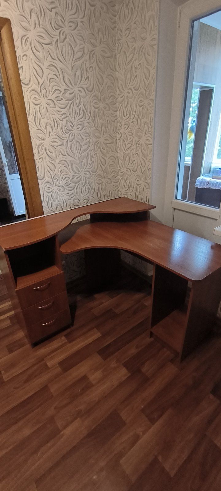Продам комп'ютерний вугловий стіл