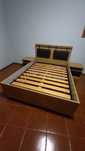 Cama de casal + Mesas de cabeceira + Estrado