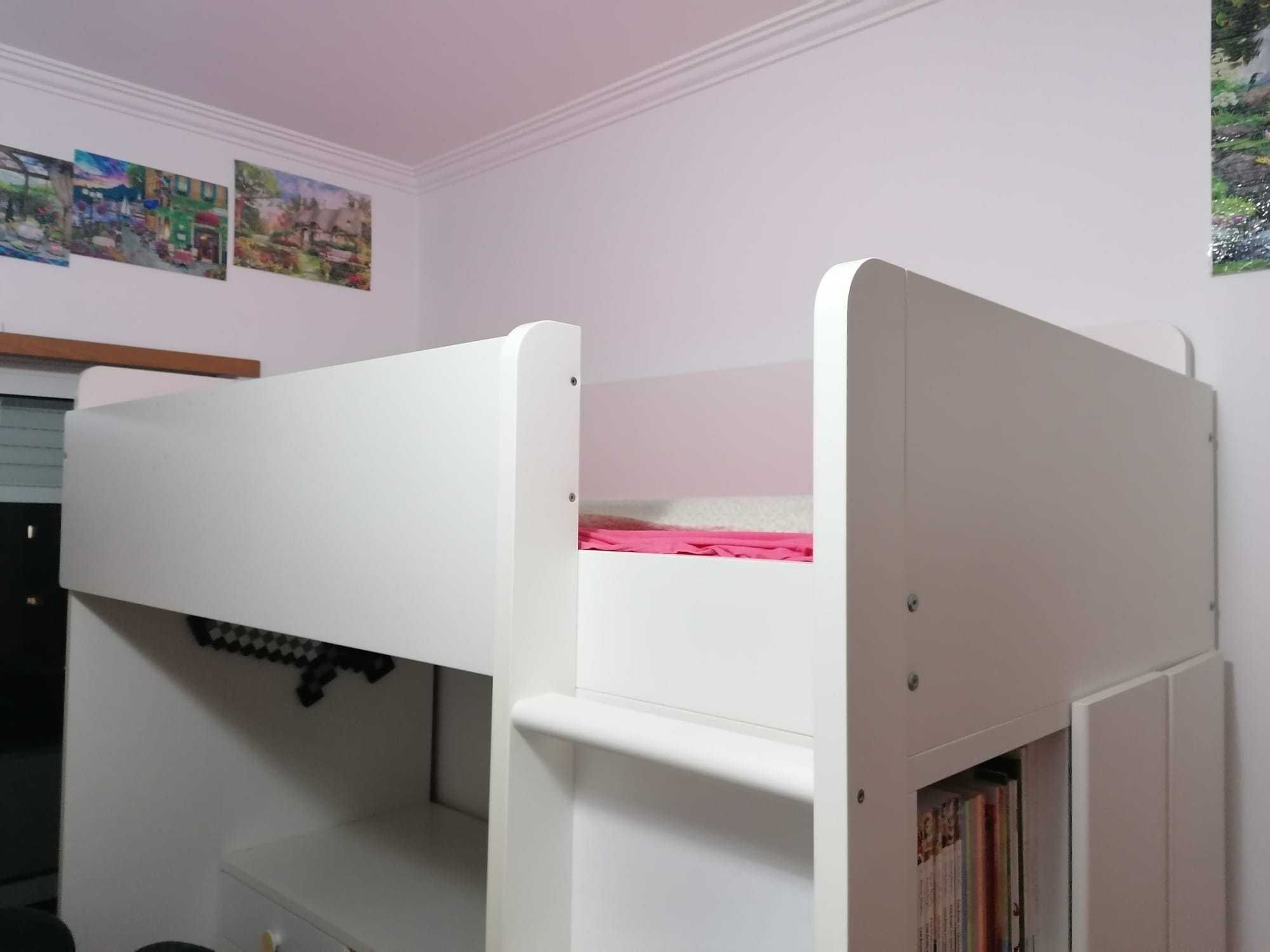 Cama alta com roupeiro, secretária e estante incluídos