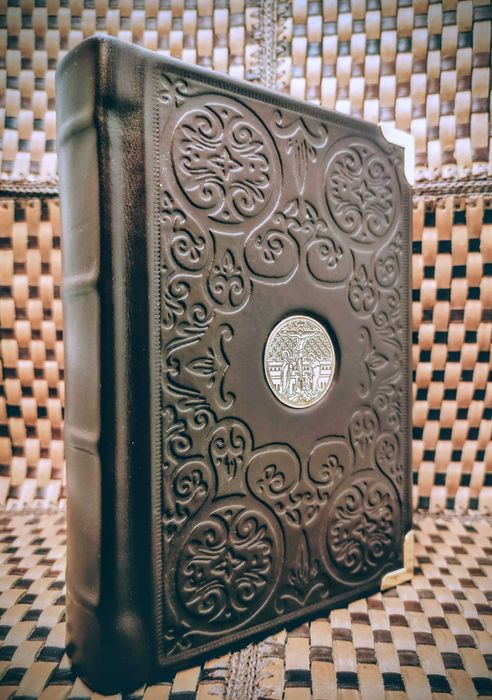 Подарункова книга шкіряна обкладинка "Біблія Старий та Новий Завіт"