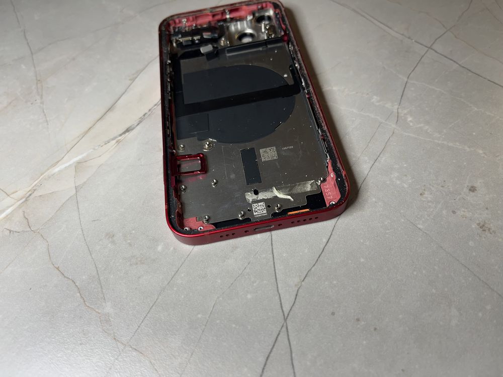 Korpus iPhone 13 czerwony