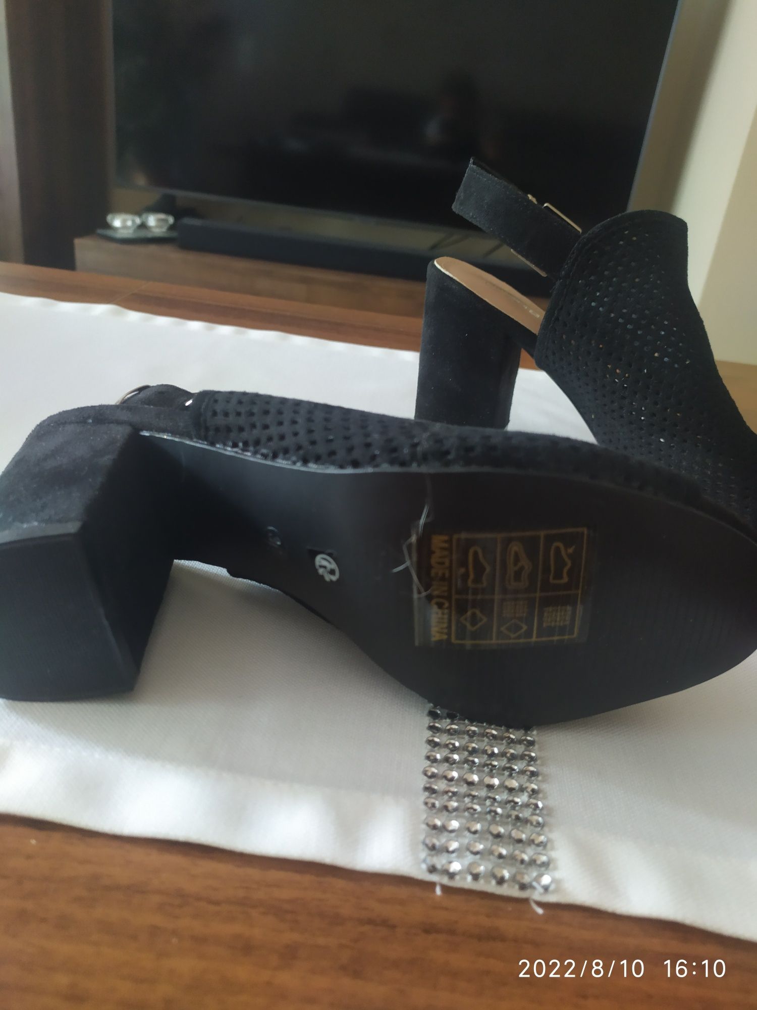 Buty botki czarne dziurkowane 36