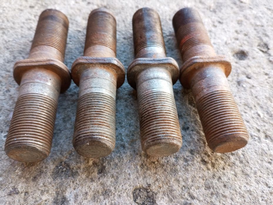 Шпилька колеса  шпилька ступиці