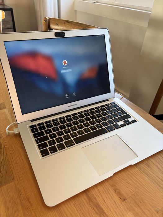 MacBook Air 13 inch Intel core i5 8GB RAM 2015
