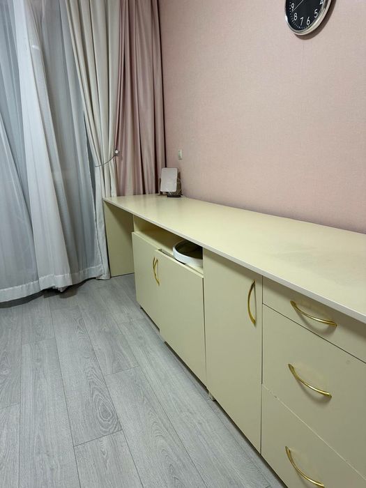 Сучасний якісний стіл